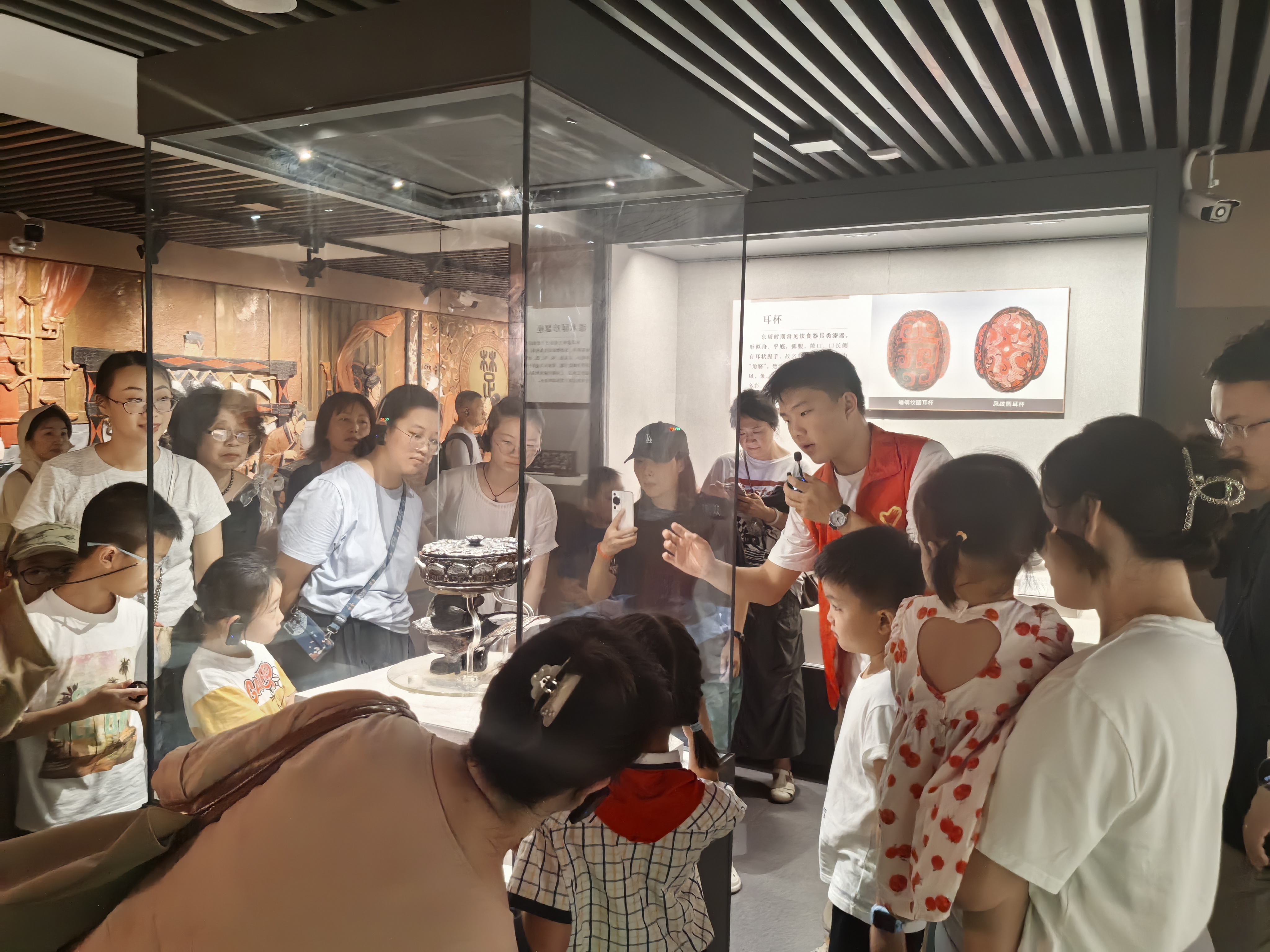 志愿者讲解员带大家参观漆器展2.jpg